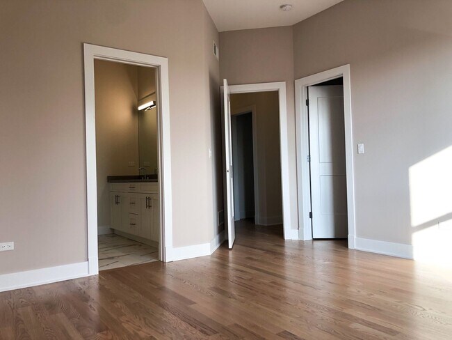 Building Photo - SUBLET - 3 Bed 2 Bath Condo Quality in Ros...