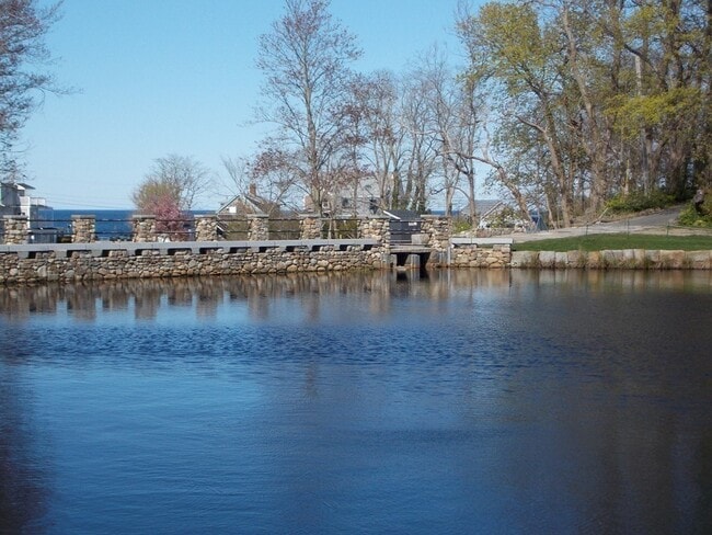 Building Photo - 25 1/2 King St