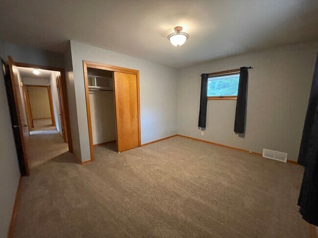 Building Photo - Beautiful 3 bedroom house