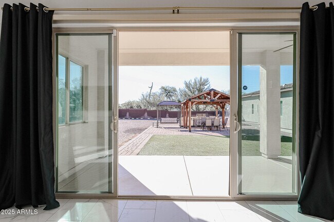 Building Photo - 6327 E Dixileta Dr