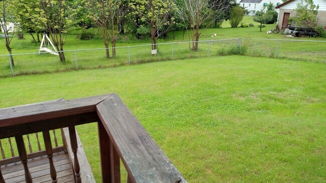 Building Photo - Two Bedroom House in Jefferson Hills With Central Air And Detached One Car Garage - Fenced In Yard