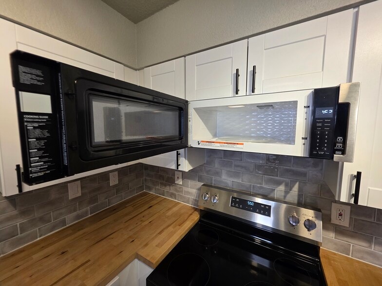 Building Photo - 1749 E Pepper Cir