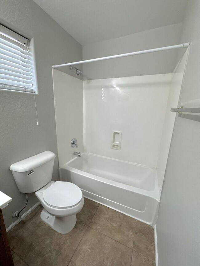Building Photo - Stunning 4Bedrooms/2.5 Bath Home!