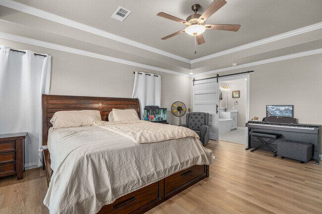 Building Photo - Modern Living: Spacious 5 Bed, 2 Bath Home...