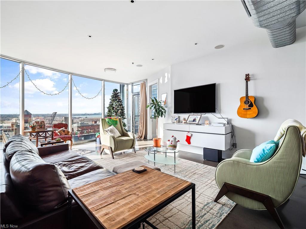 Living Room - 701 W Lakeside Ave