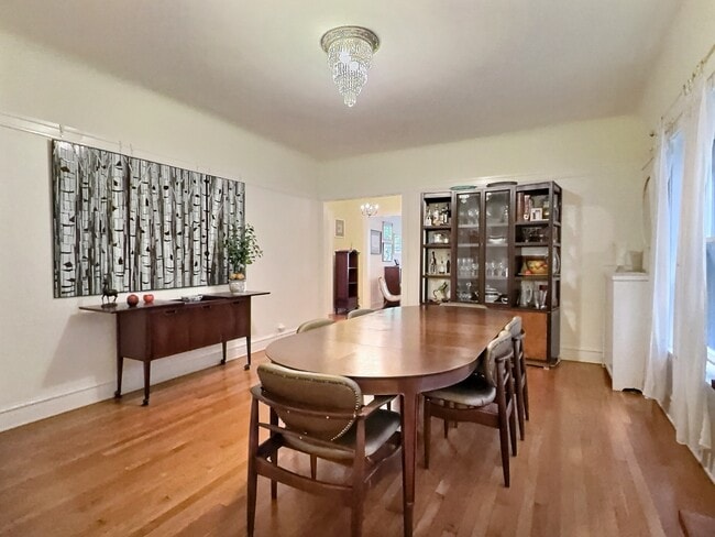 Building Photo - 2921 N Pine Grove Ave