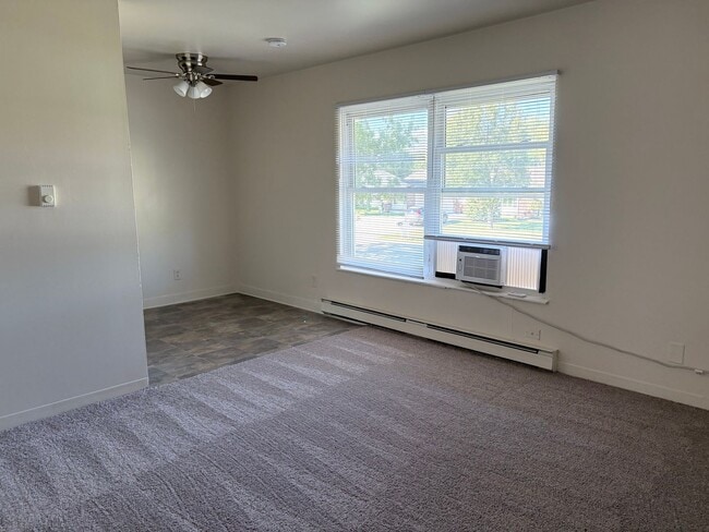 Building Photo - Large 2 bedroom apartment with washer/drye...