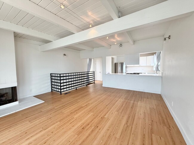 Building Photo - 851 Acapulco St