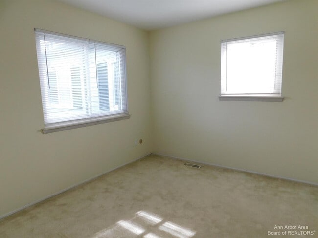 Building Photo - 3385 Burbank Dr