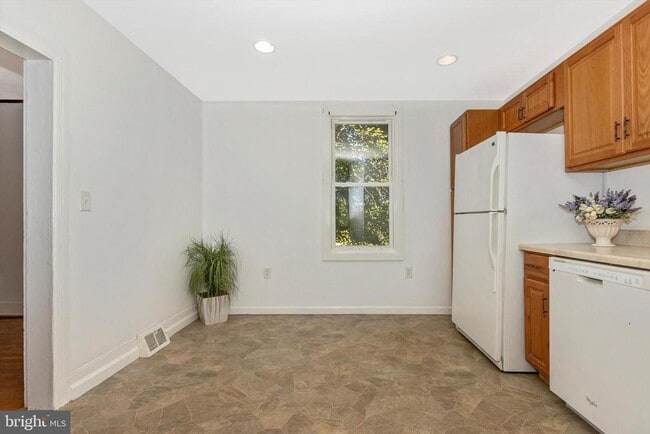 Building Photo - 13634 Glissans Mill Rd