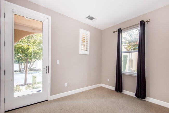 Building Photo - 465 Magritte Way