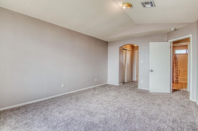 Building Photo - 2405 Tierra Humeda Dr
