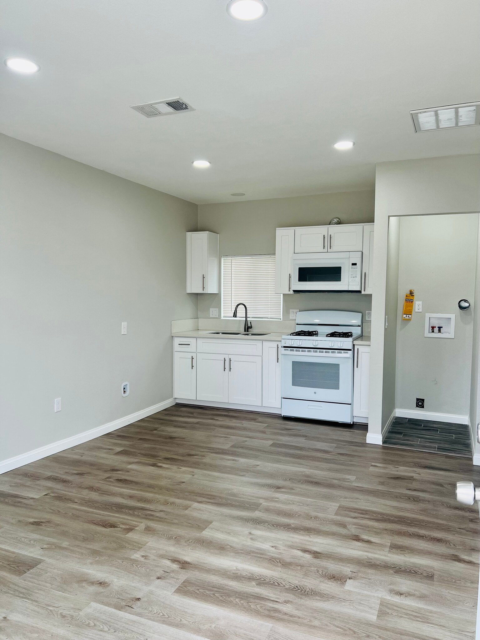 Building Photo - 21633 Cottonwood Ave