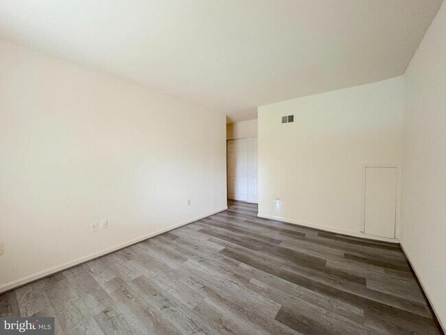 Building Photo - 4657 Logsdon Dr