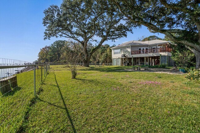 Building Photo - BAY FRONT LIVING