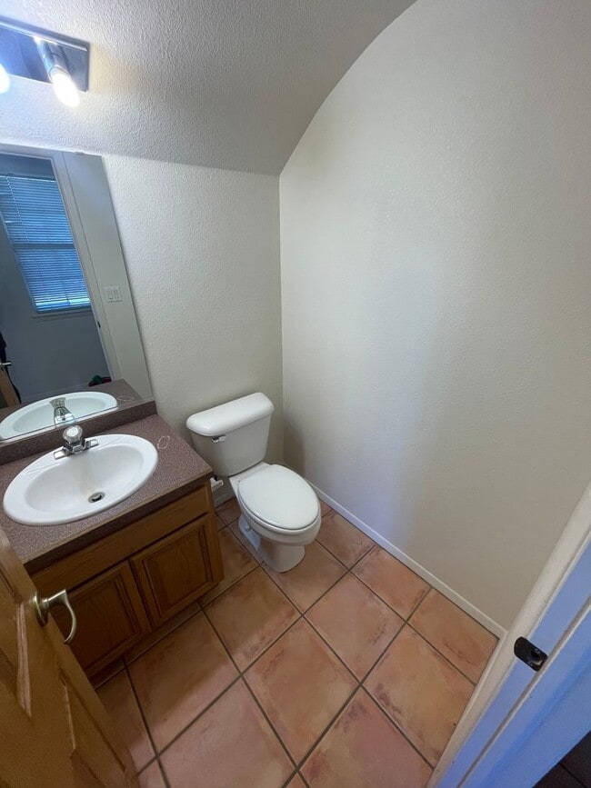 Building Photo - Beautiful 3 Bedroom/2.5 Bathroom Home Loca...