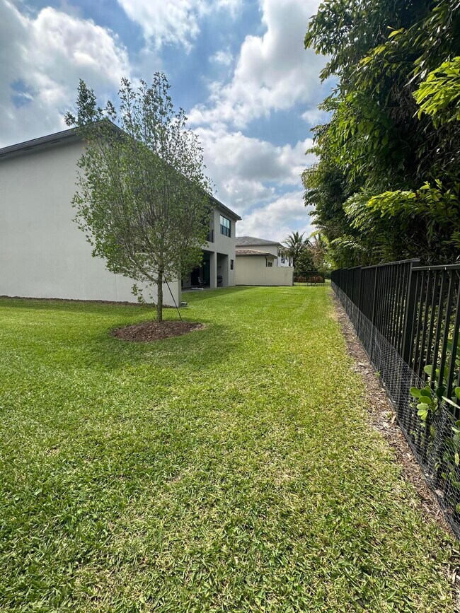 Building Photo - 17081 Five Waters Ave