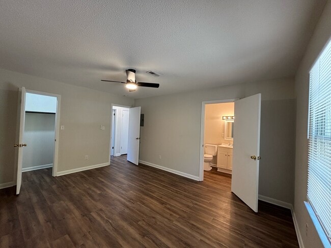 Building Photo - 1313 Ireland Dr