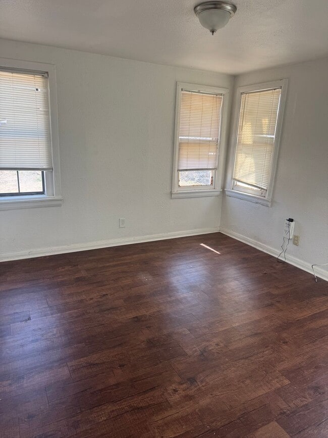 Building Photo - 503 S Milam St