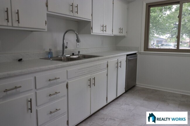 Building Photo - Charming 3-Bed Home