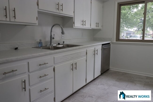 Building Photo - Won't last long, 3 bedroom, 2 bath house f...