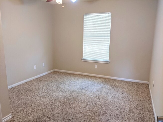Building Photo - IMMEDIATE MOVE IN!!!  AMAZING 4 BED/3.5 BA...