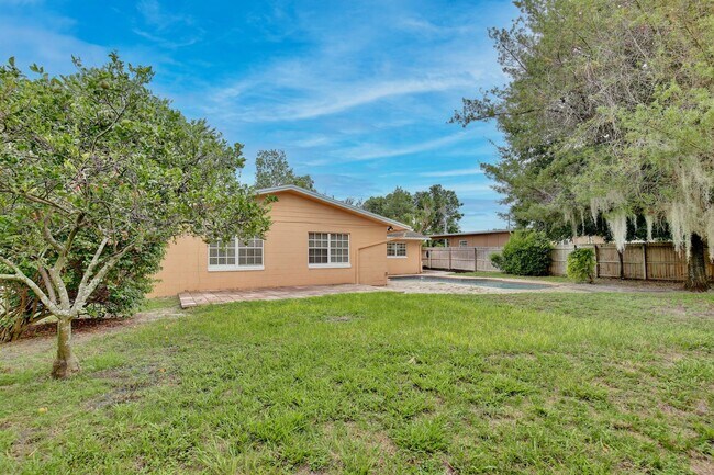 Building Photo - Beautiful 3/2 Spacious Pool Home with a Fe...