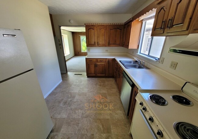 Building Photo - AVAILABLE JUNE 2026 - 2 BR + DEN WITH LARGE YARD