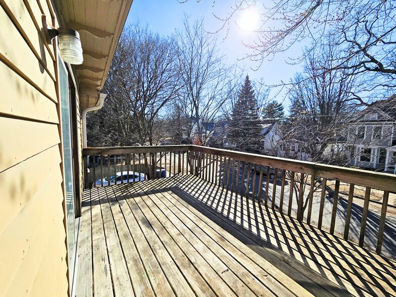Private Porch - 358 Baker St W