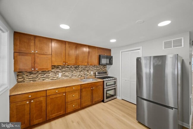 Building Photo - 817 5th St