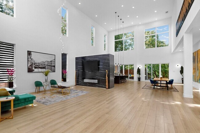 Building Photo - 3946 N Cresthaven Rd