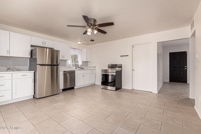 Building Photo - 1407 E El Camino Dr