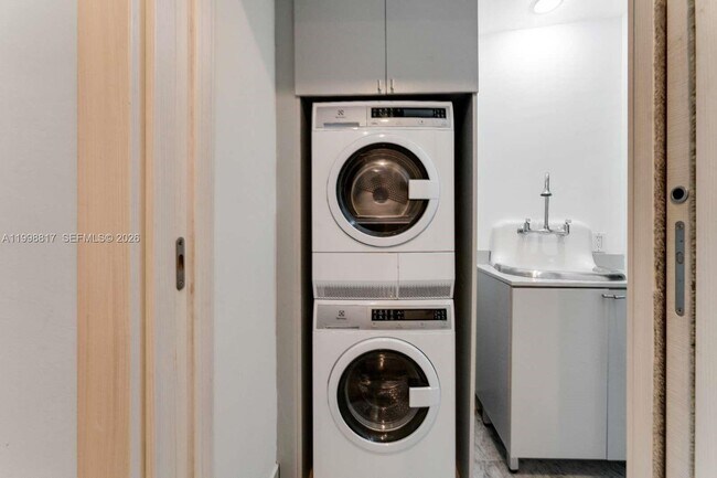 Building Photo - 801 S Miami Ave