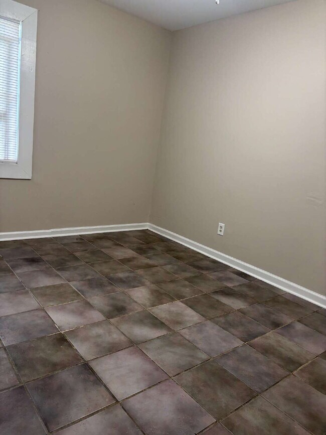 Building Photo - "Charming Living in Memphis: Cozy home with 1 Full Bath!"