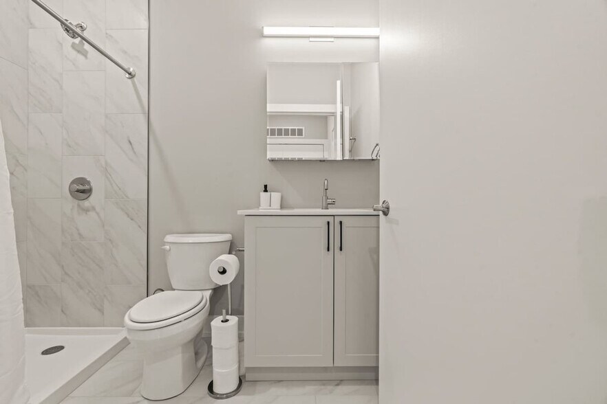 Building Photo - 916 N Delaware Ave