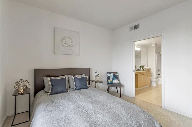 Building Photo - 1-bedroom, 1-bathroom top-floor corner unit condo offers comfort & convenience.