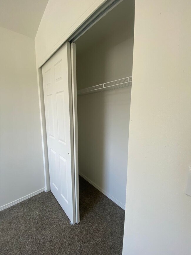 Building Photo - Large 3 bedroom, 2.5 bath duplex-just upda...
