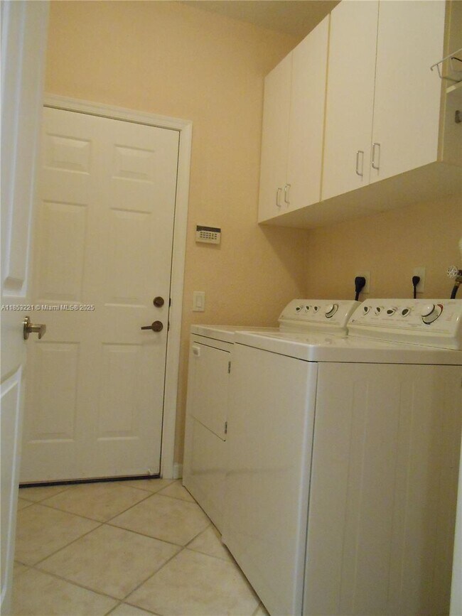 Building Photo - 2684 Center Ct Dr