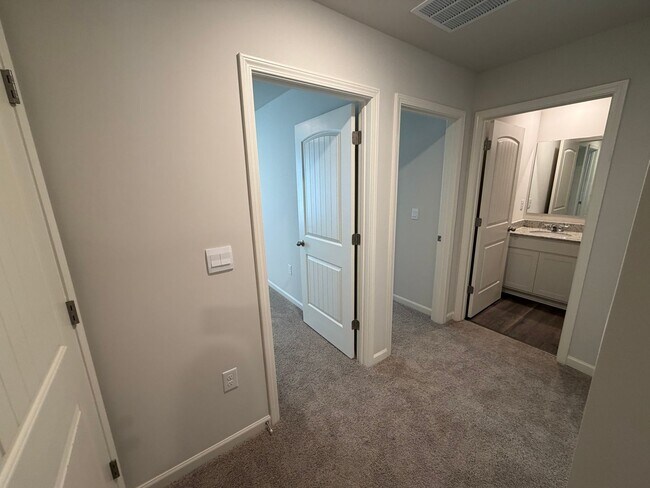 Building Photo - 3 Bedrooms, 2.5 Bathrooms - Townhome in Armuchee!