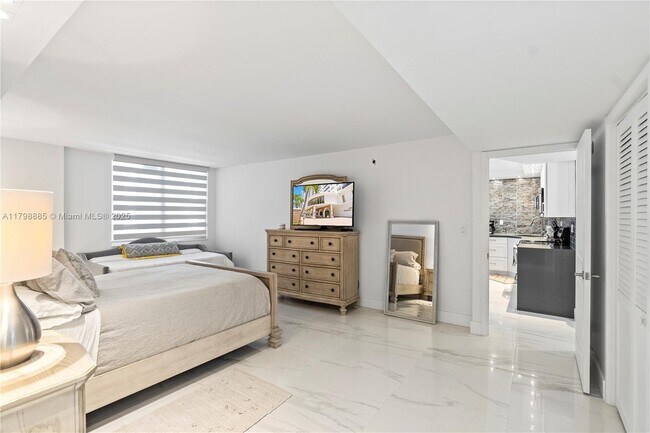 Building Photo - 6039 Collins Ave