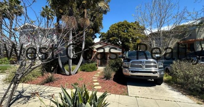 Building Photo - Charming 3 Bedroom 2 bathroom back house in the heart of San Diego's most desirable neighborhoods!