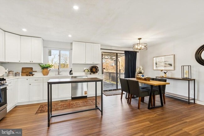 Building Photo - 5068 Macnamara Dr