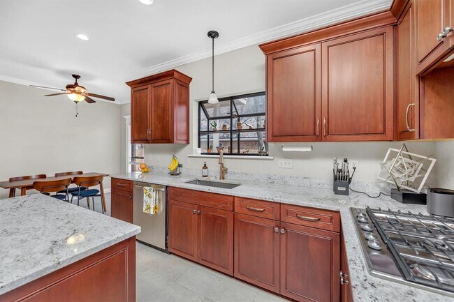 Building Photo - 927 Blue Spring Cir