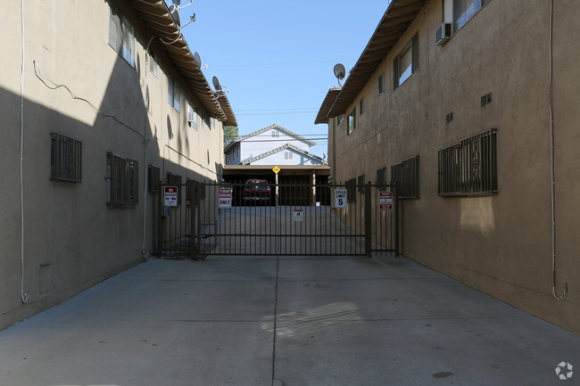 Building Photo - Flair House