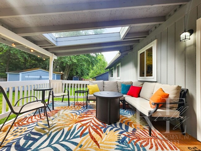 Building Photo - Rambler with Fantastic Covered Deck & Community Pool