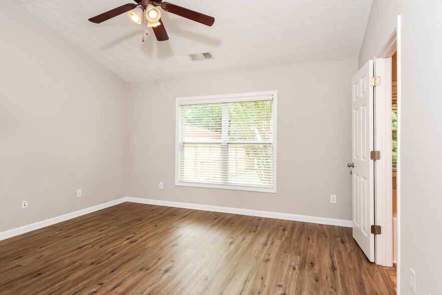Building Photo - 210 Winterbury Dr