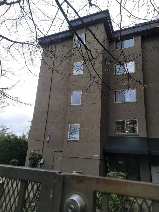 Building Photo - Updated 1bed/1 bath TOP Floor Condo in Lak...