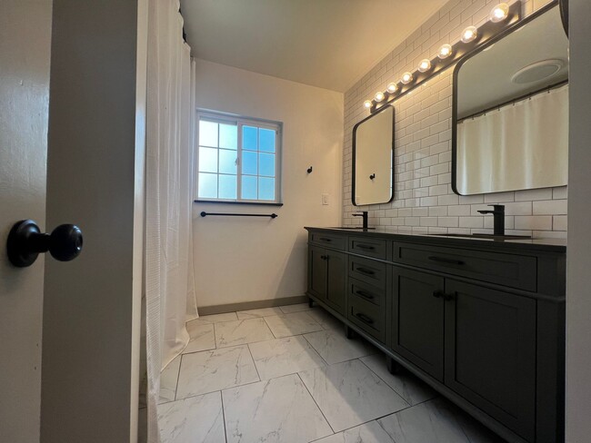Building Photo - 4 Bedroom/2 Bathroom House in Ogden