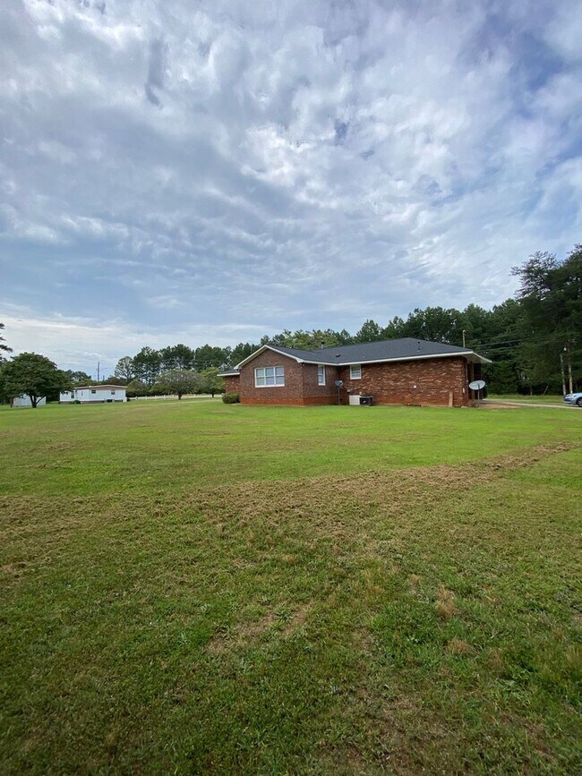 Building Photo - AVAILABLE FEBRUARY 1 2026!