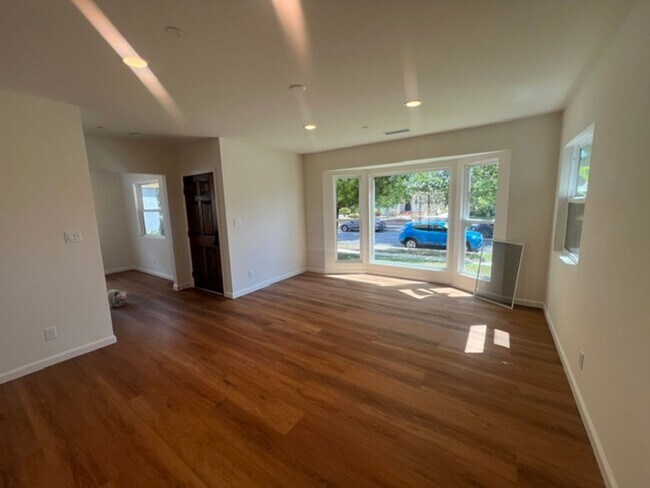 Building Photo - 6557 McLennan Ave